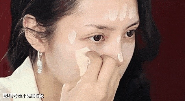 关键粉底液才涂2小时不到，脸上就暗沉发黄？看看你是否忽略了这3点