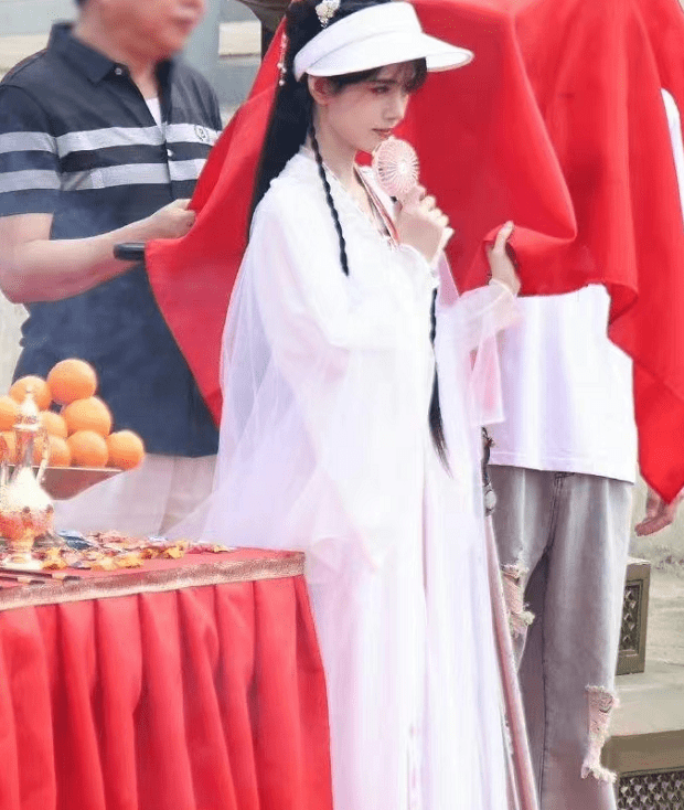 永久鞠婧祎换妆失败！新剧造型重回“半永久”，发量多到看不见额头