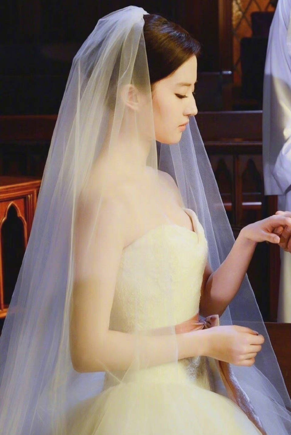 刘亦菲婚纱造型仙气十足 手捧鲜花气质优雅甜美