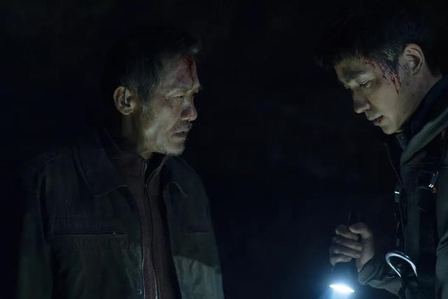 因为|口碑炸裂,剧情惊心动魄,朱一龙这部新片越看越上头