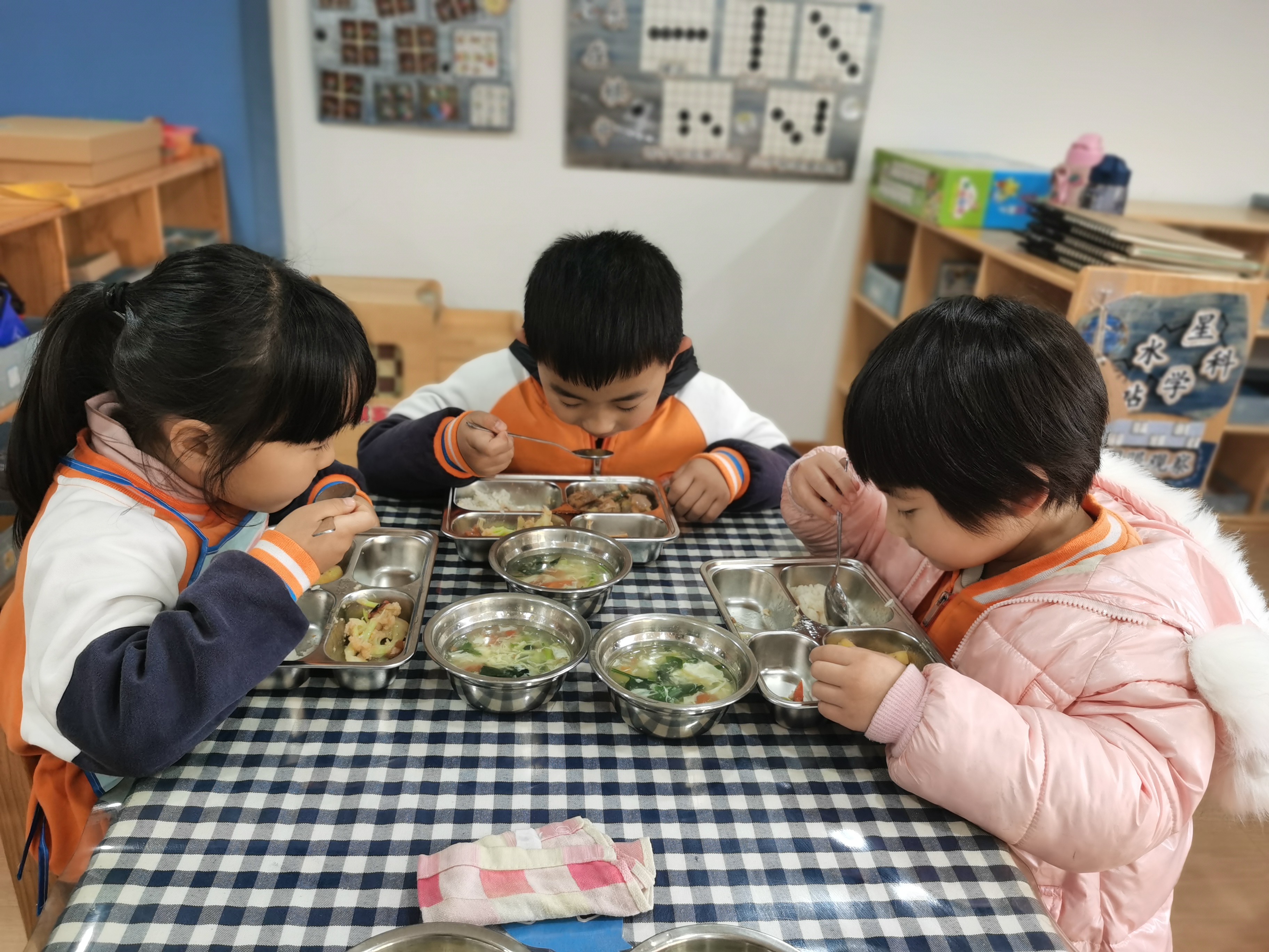 吃饭啦让文明用餐真正成为幼儿轻松愉快的一项活动,融入餐桌礼仪,勤俭