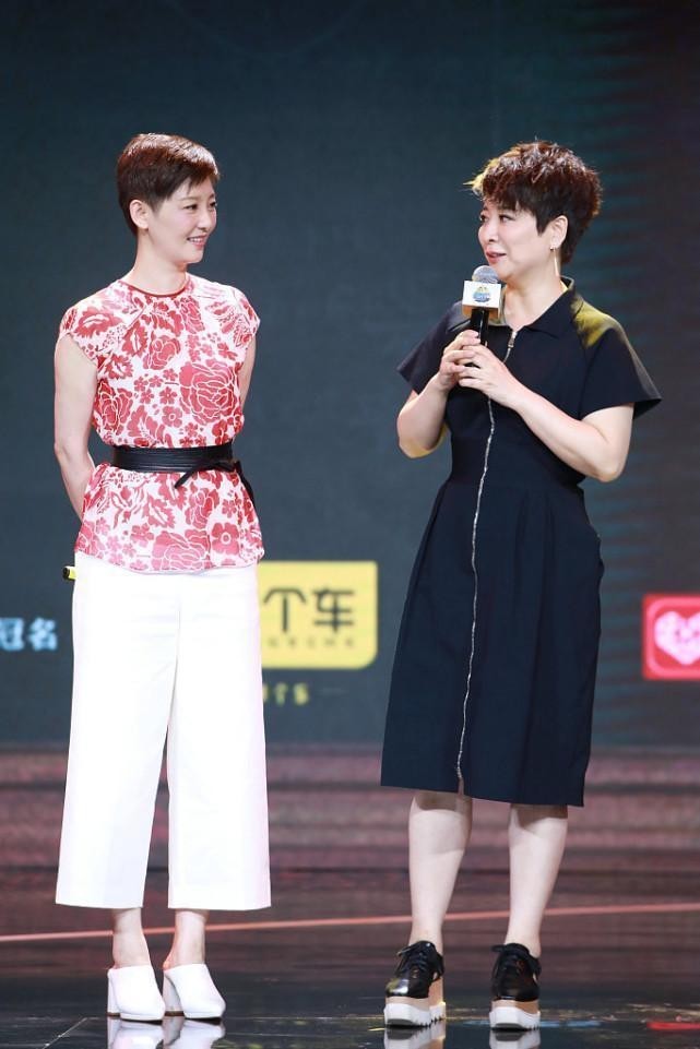 差别 徐帆杨采钰同框看出气质差别,同穿裤装身材差挺多,会穿衣挺重要