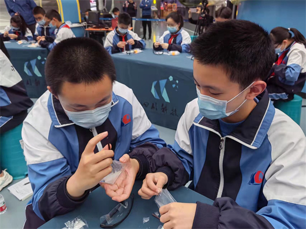天宫课堂第二课开讲双庆中学学子对话航天员