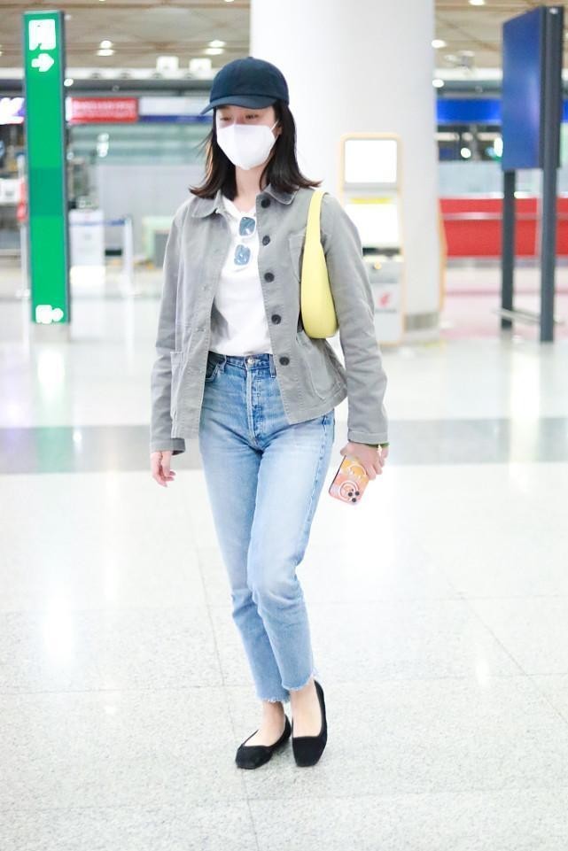 差别 徐帆杨采钰同框看出气质差别,同穿裤装身材差挺多,会穿衣挺重要