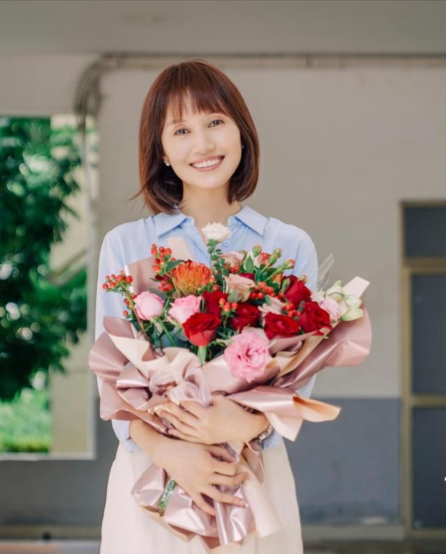 效果 袁泉真是“基础款”代言人！春天学她这样穿衬衫，气质高级又减龄