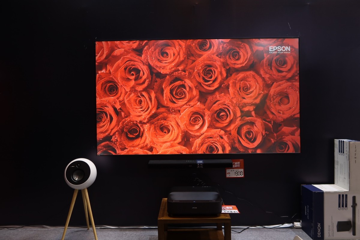 爱普生eh-ls300系列激光电视采用爱普生专属3lcd技术,实现3600 流明*1