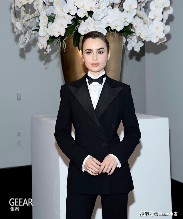 白金发梳着油头的莉莉·柯林斯全新西装造型，连女生也为之倾慕！