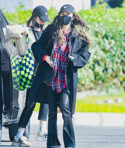 驾驭者 杨幂陪小姐妹逛游乐园，穿紧身裤“牙签腿”抢镜，看腿型像初中生