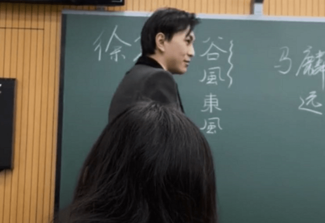 上海某高校男老师神似靳东，长相英俊身材还好，学生上课更积极了
