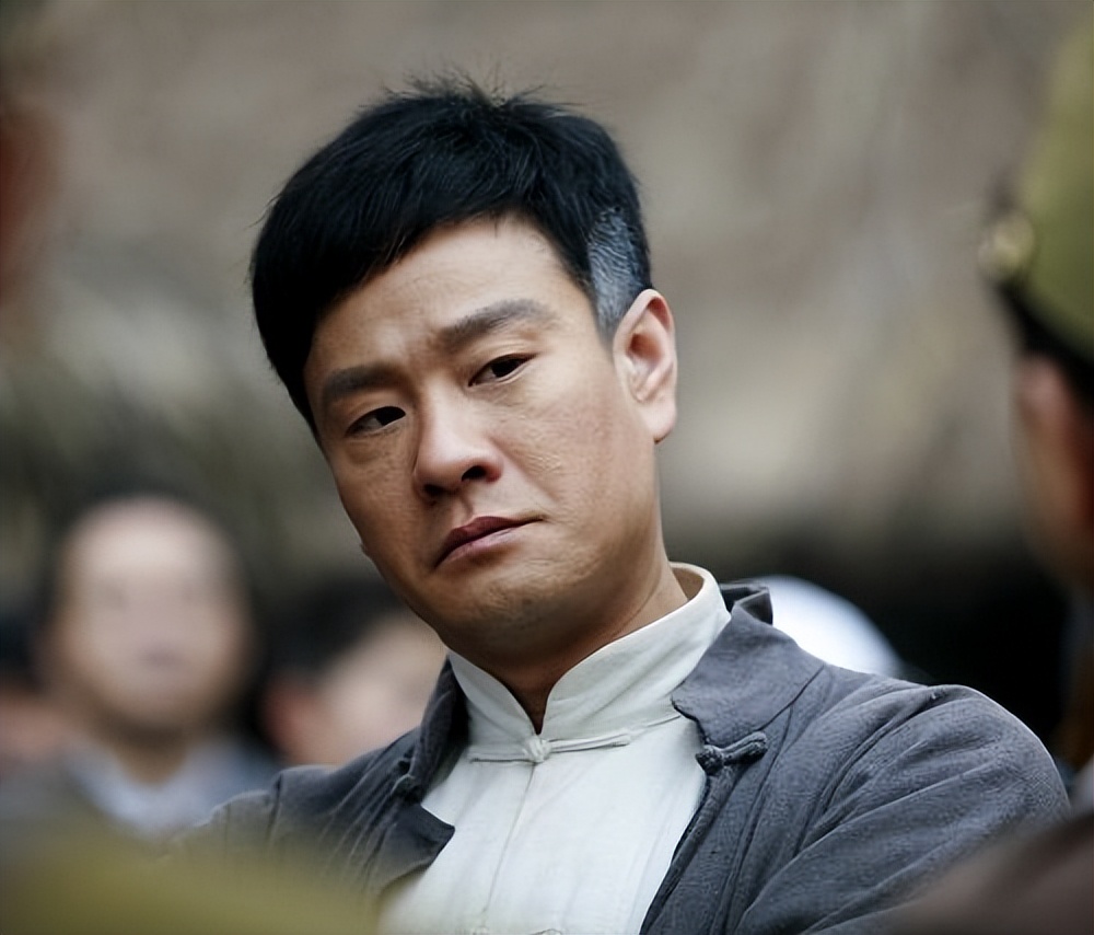 他隐退,成名后却抛妻弃子娶美娇妻,他糊得一点都不冤_奕名_陈实_香港