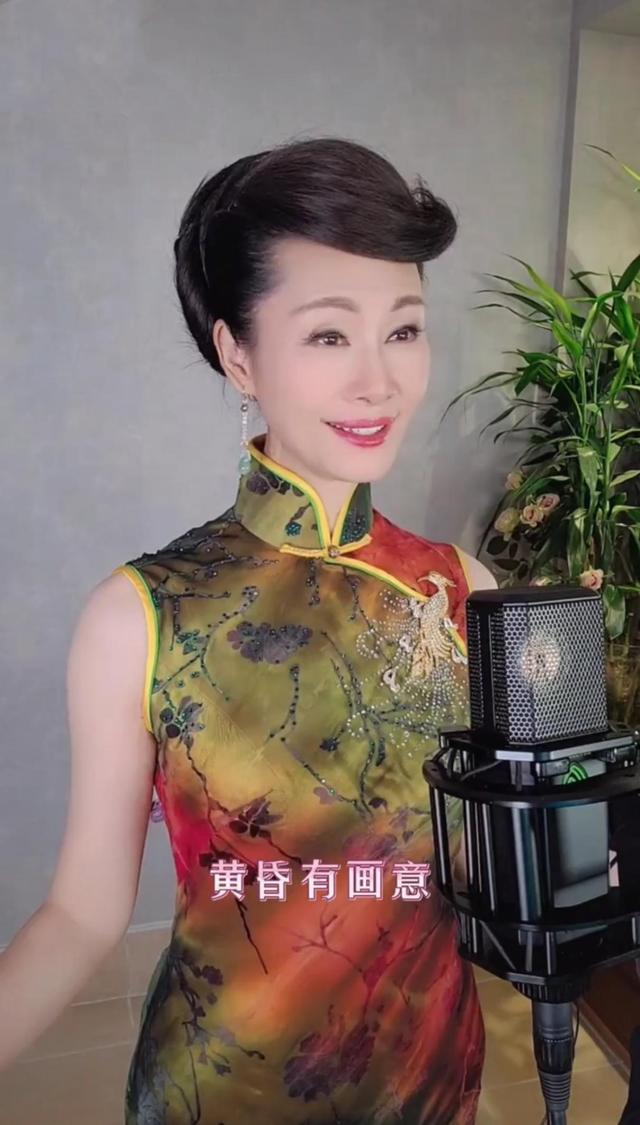 55岁于文华在家唱歌好惊艳罕见旗袍裙尽显东方韵味女生都看酸