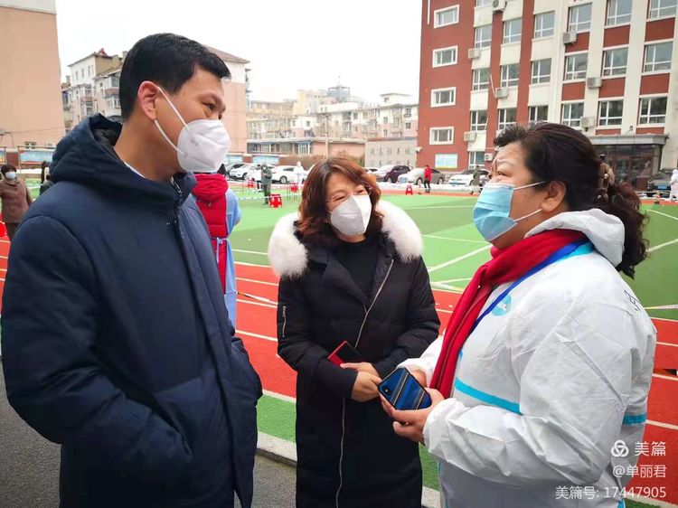 长春市朝阳区教育局局长迟铭海到校慰问参加核酸检测的志愿者,为其