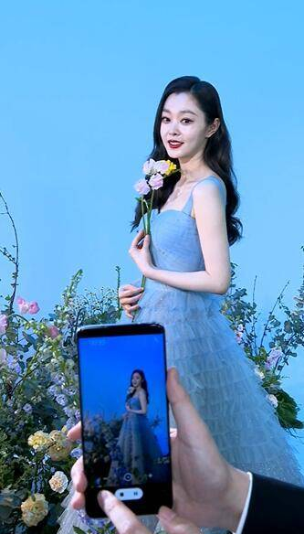 宋轶春日氛围感大片释出 穿梦幻瓷青色长裙超优雅