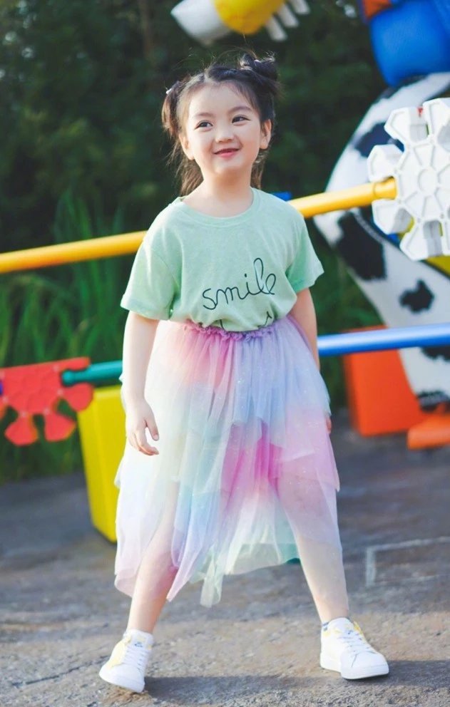 浅绿色 6岁阿拉蕾掉牙堪称“整容”，圆脸变小，近照穿彩虹裙美得不敢认