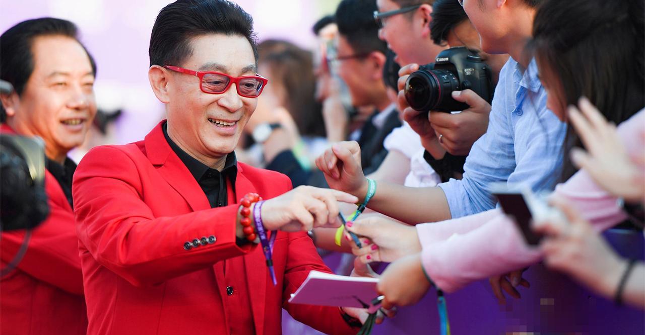 周星驰|六小龄童:撺掇师徒偷接商演,灵堂卖片还痛骂周星驰,霸占西游记!