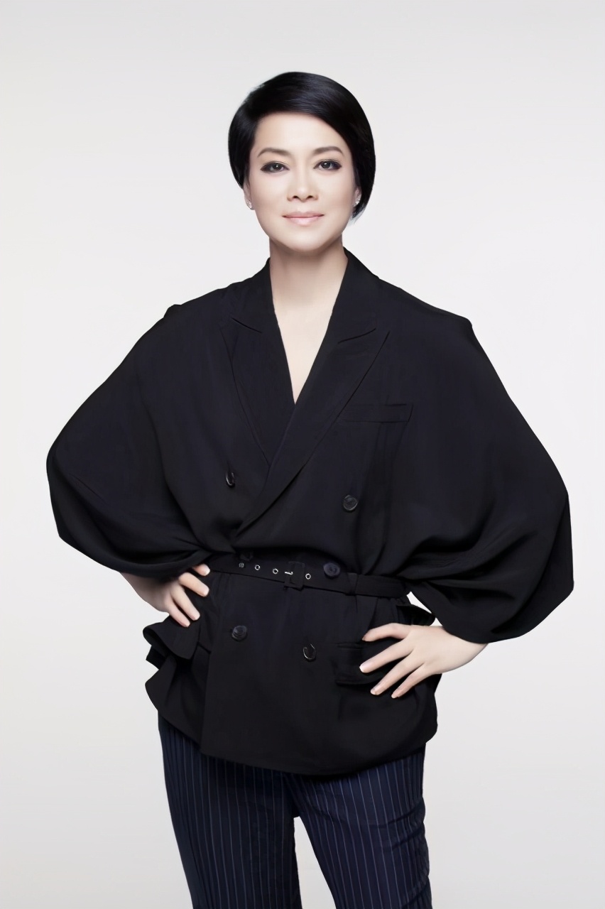 57岁的毛阿敏低调复出 搭配"跆拳道"套装宽松自然_服装_风格_女人