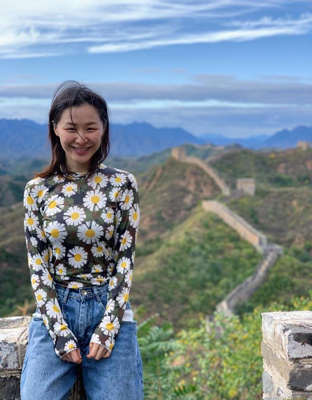 一身 金靖原来是个隐藏“时髦精”，与关晓彤撞衫，输了年龄赢了气质