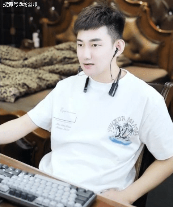 原创跳槽舞帝女主播重回哲领阿哲称赞舞帝利哥老塔人不错