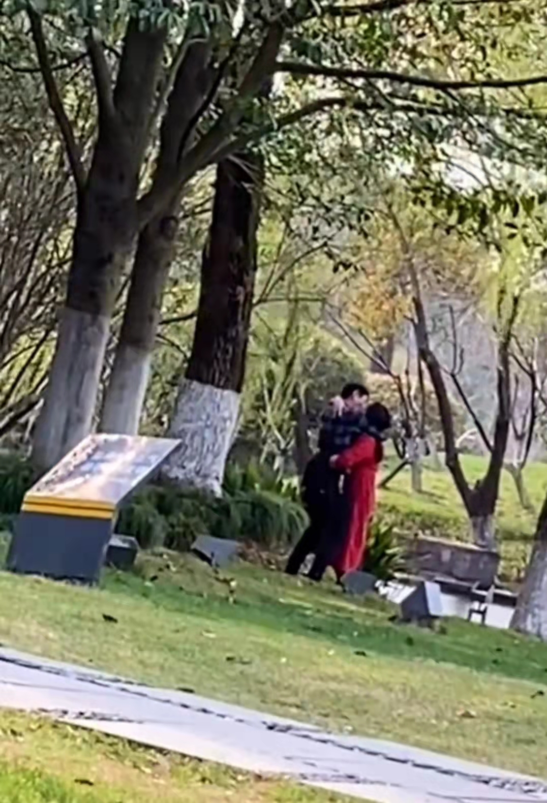 中年男女在小树林拥吻,被人拍下发到网上,知情者:经常看见他俩