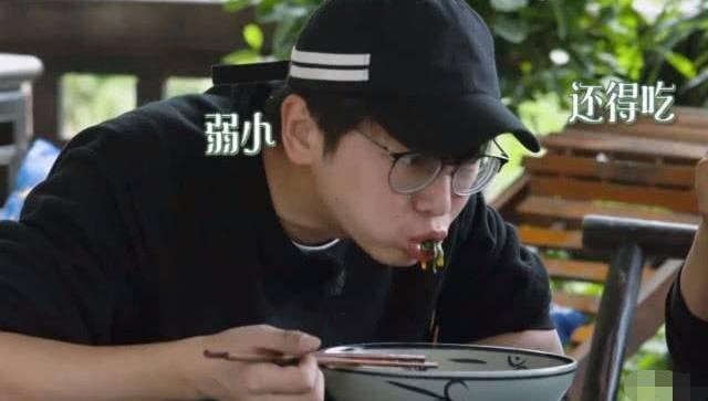 彭昱畅剩饭遭黄磊嫌弃,用筷子敲他的碗说了5个字,暴露真实人品_什么