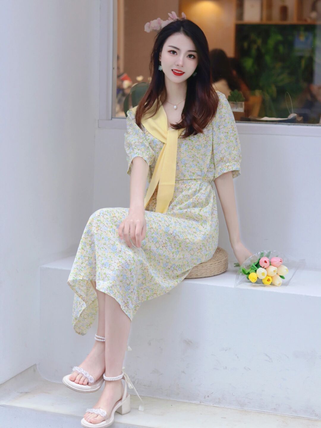 青春 约会穿搭指南,印花一字肩上衣搭配牛仔短裤青春感满分,漂亮大气