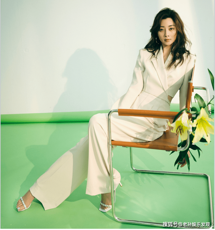 原创殷桃的三月刊封面大片网友感叹太有感觉了美得洒脱