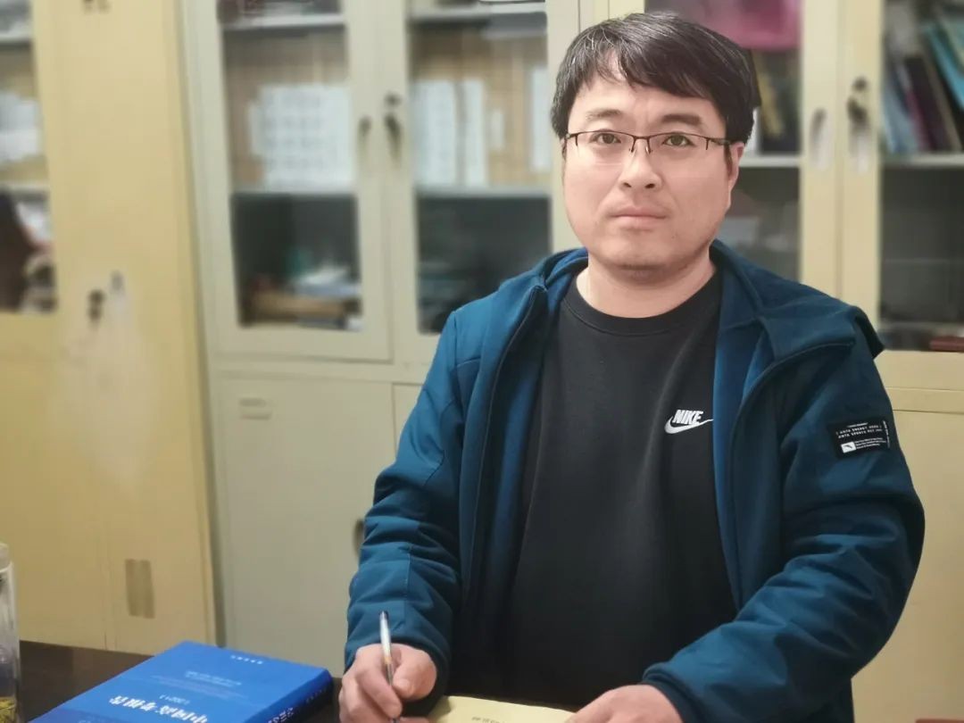 追光燃灯盗真火丹心匠心守初心记优秀党员教师李靖华