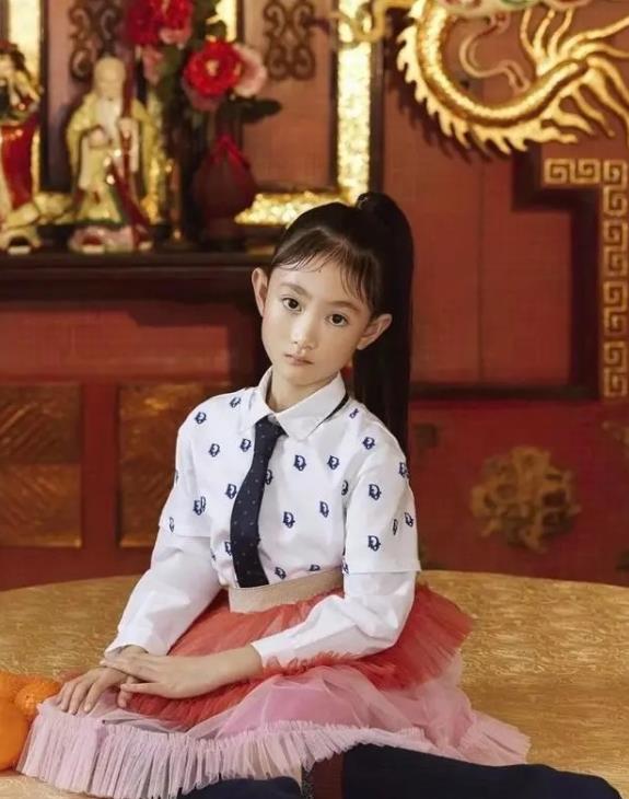原创还说李小鹏女儿奥莉是丑萌星二代7岁整容式长开像换个人