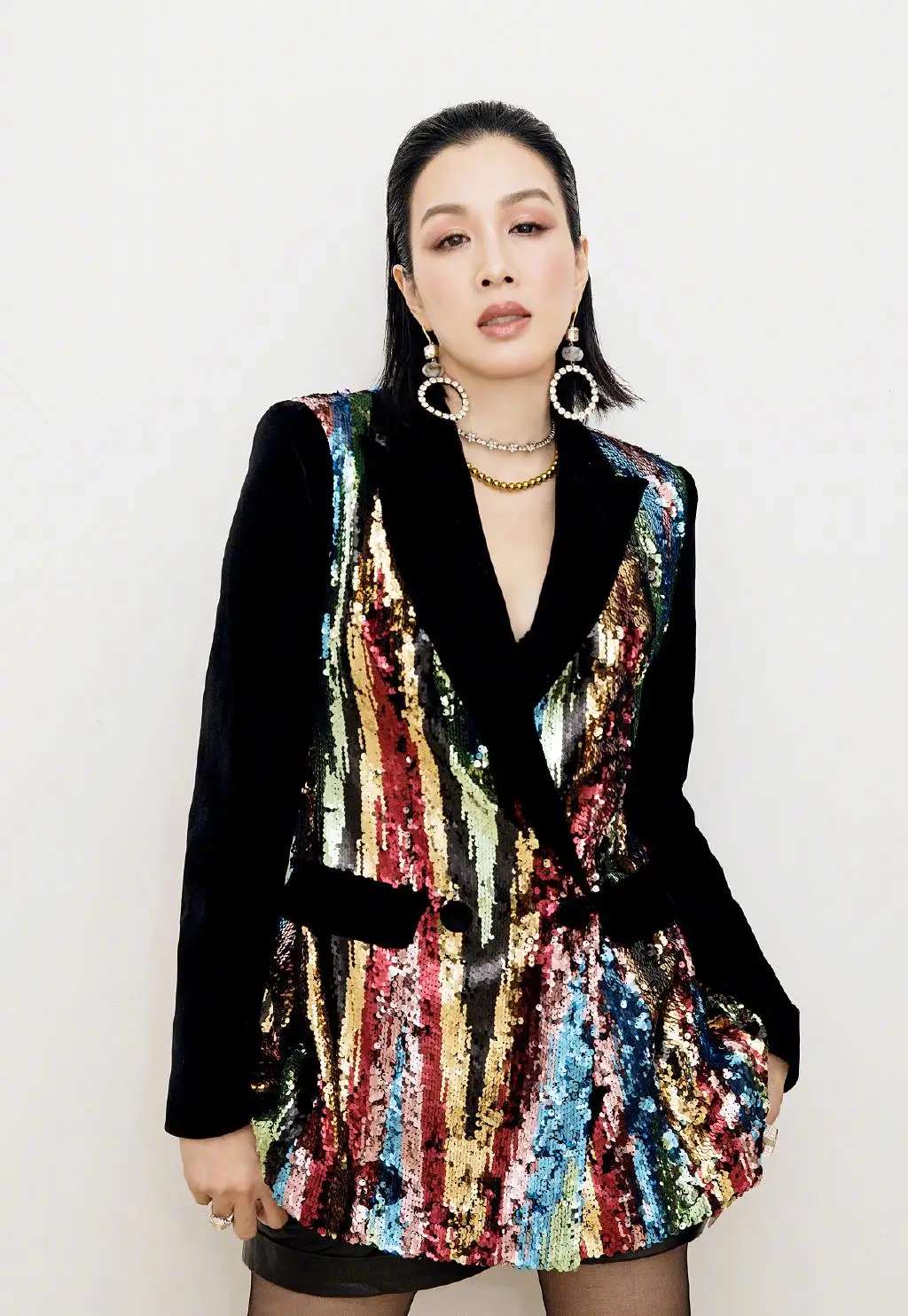 暗色 钟丽缇越老越自信 吊带衫也能秀出丰腴感 自信不是男友给的