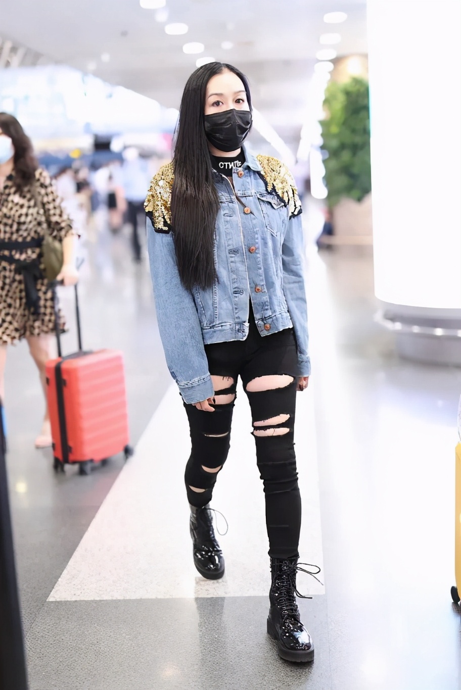 暗色 钟丽缇越老越自信 吊带衫也能秀出丰腴感 自信不是男友给的