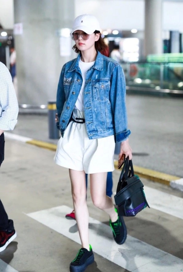 以前刘诗诗在机场上也就穿了一件蓝色的牛仔外衣,这款外衣也是非常多