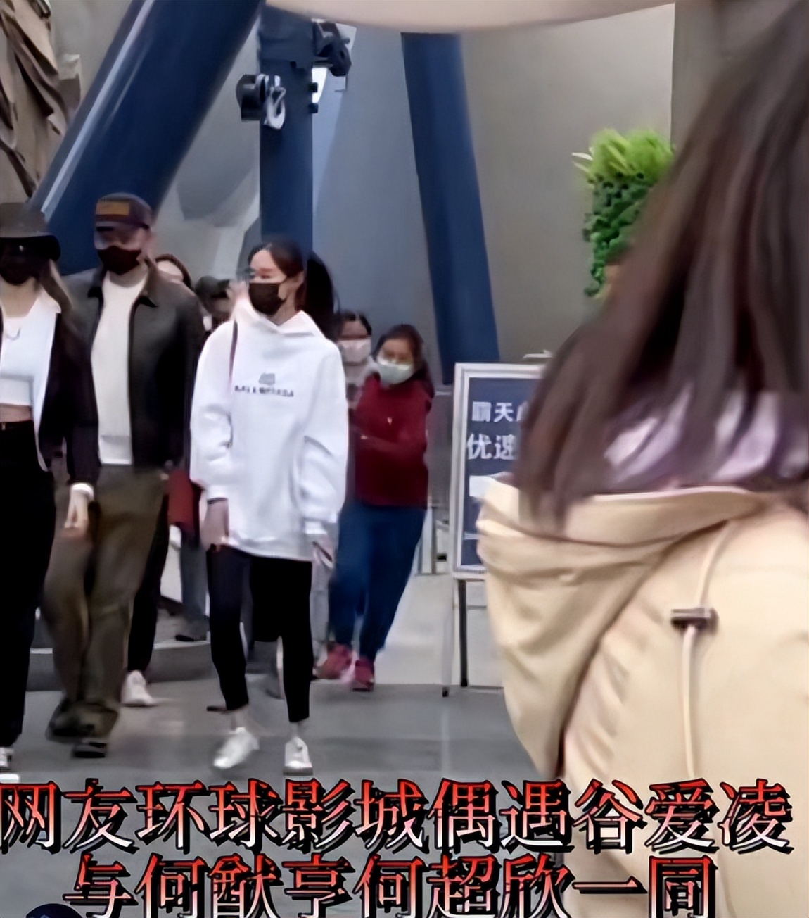 原创何猷亨携带俩美女出游三人同戴黑色口罩默契妹妹何超欣在其中