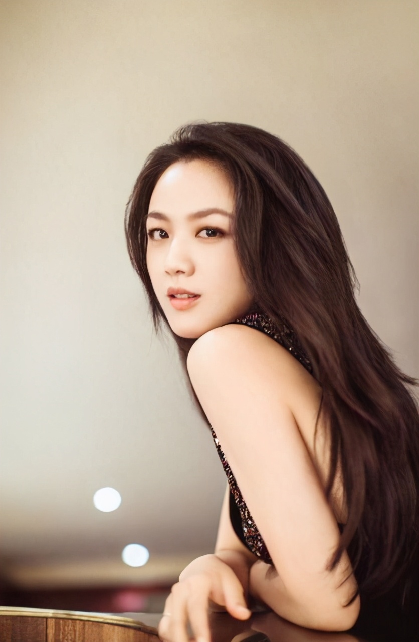 花朵 汤唯婚后走女人风 吊带花朵显“僵硬”西装才是她的“筹码”