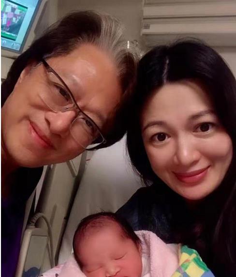 63岁李文辉给43岁陈少霞庆生,三胎女儿出镜,陈少霞恢复产前身材_照片