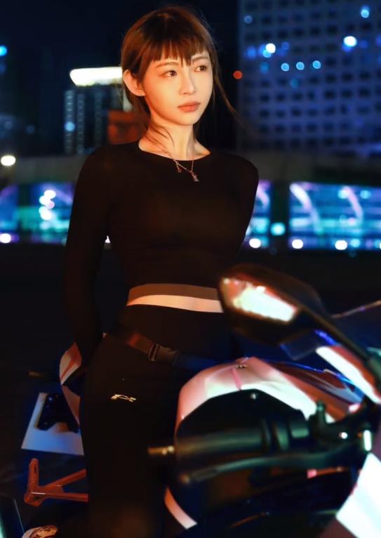 机车女神回归痞幼秀身材拍摄机车大片网友涨15斤正好