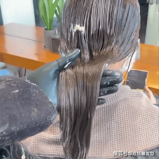 温度理发店拉直头发的步骤了解一下，看完你就知道软化和拉直的区别了