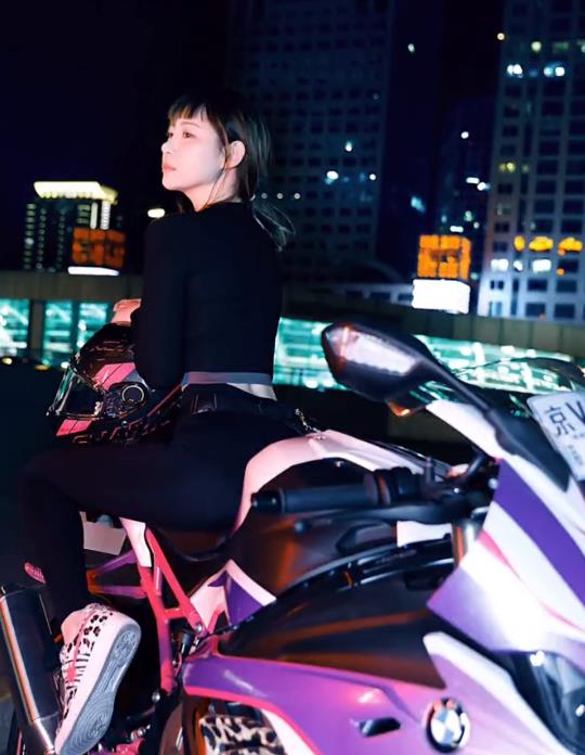 "机车女神"回归,痞幼秀身材拍摄机车大片,网友:涨15