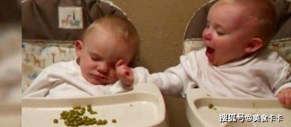 兄弟|趁弟弟睡着了, 双胞胎哥哥偷吃弟弟零食, 还调戏弟弟