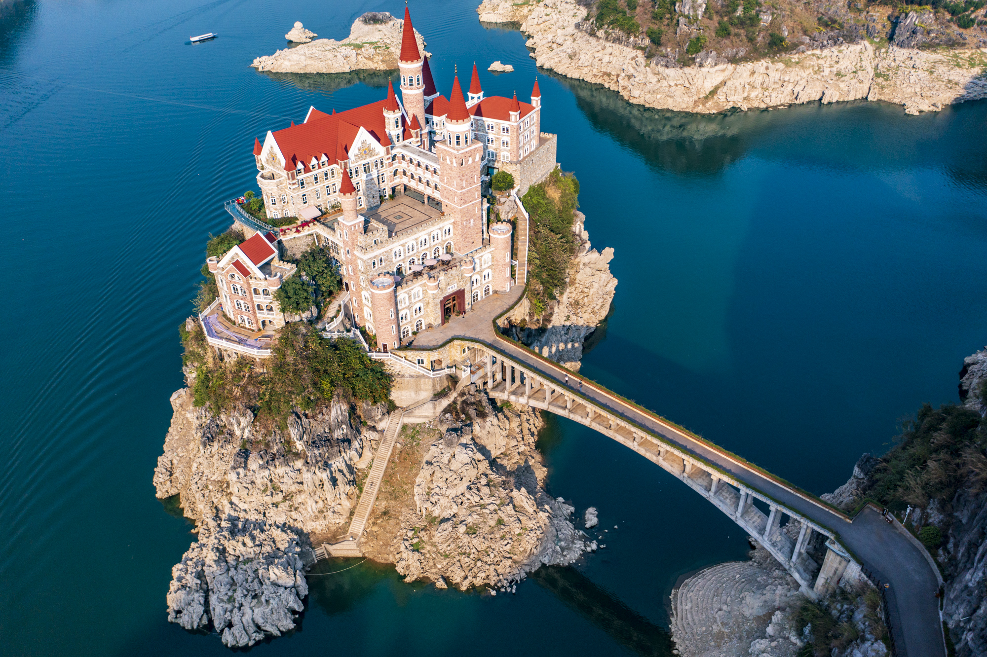 贵州|贵州富豪耗资2.4亿，在湖中孤岛上建了座神秘城堡，号称中国唯一