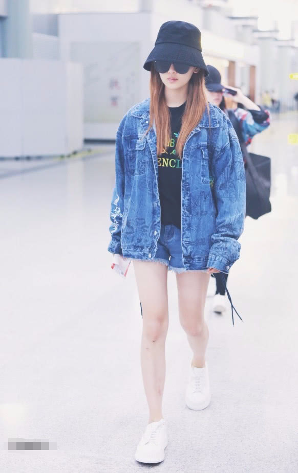 原创杨超越不过才火一年就越发有女神范一袭白裙亮相像神仙姐姐