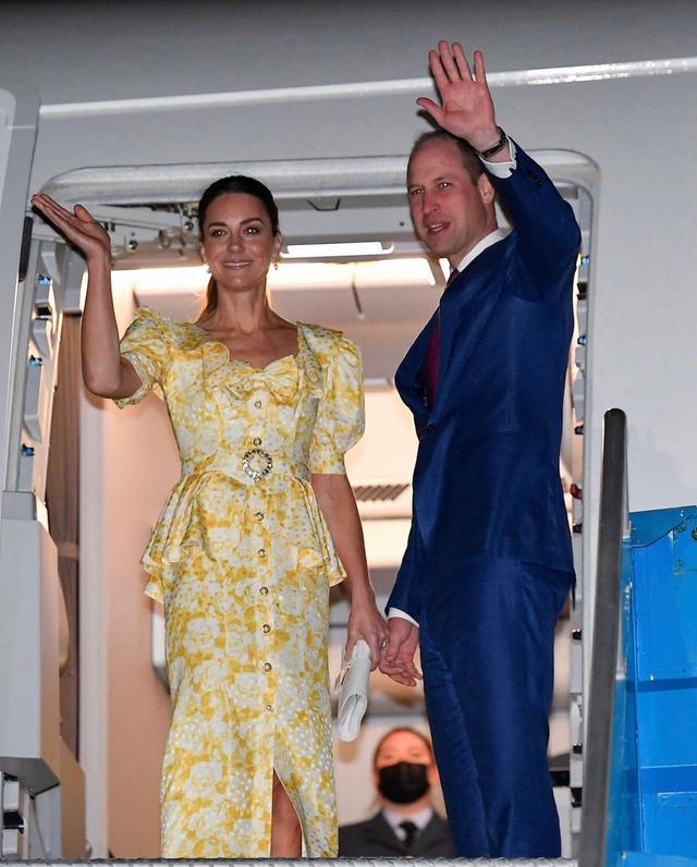 威廉 威廉夫妇结束旅程！凯特穿一万多元黄裙子亮相机场，宛如贵族名媛