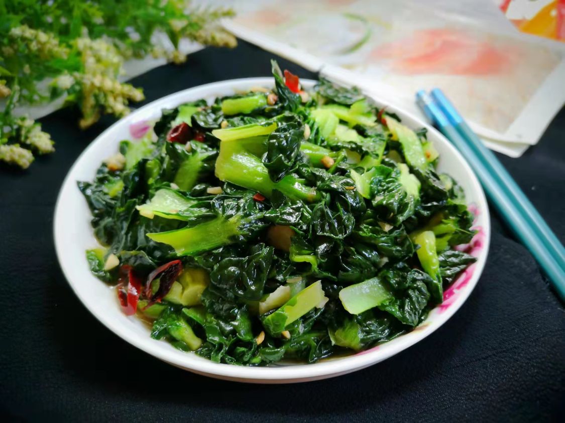 做法:1,我准备了6棵菊花菜,这菜长得像油菜,颜色比油菜绿的多,叶子
