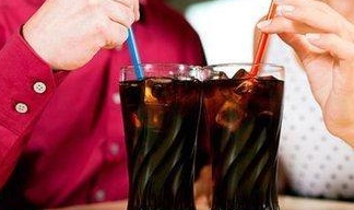 食品|孩子生长发育期，一些零食不能随便给孩子多吃，影响发育还变笨