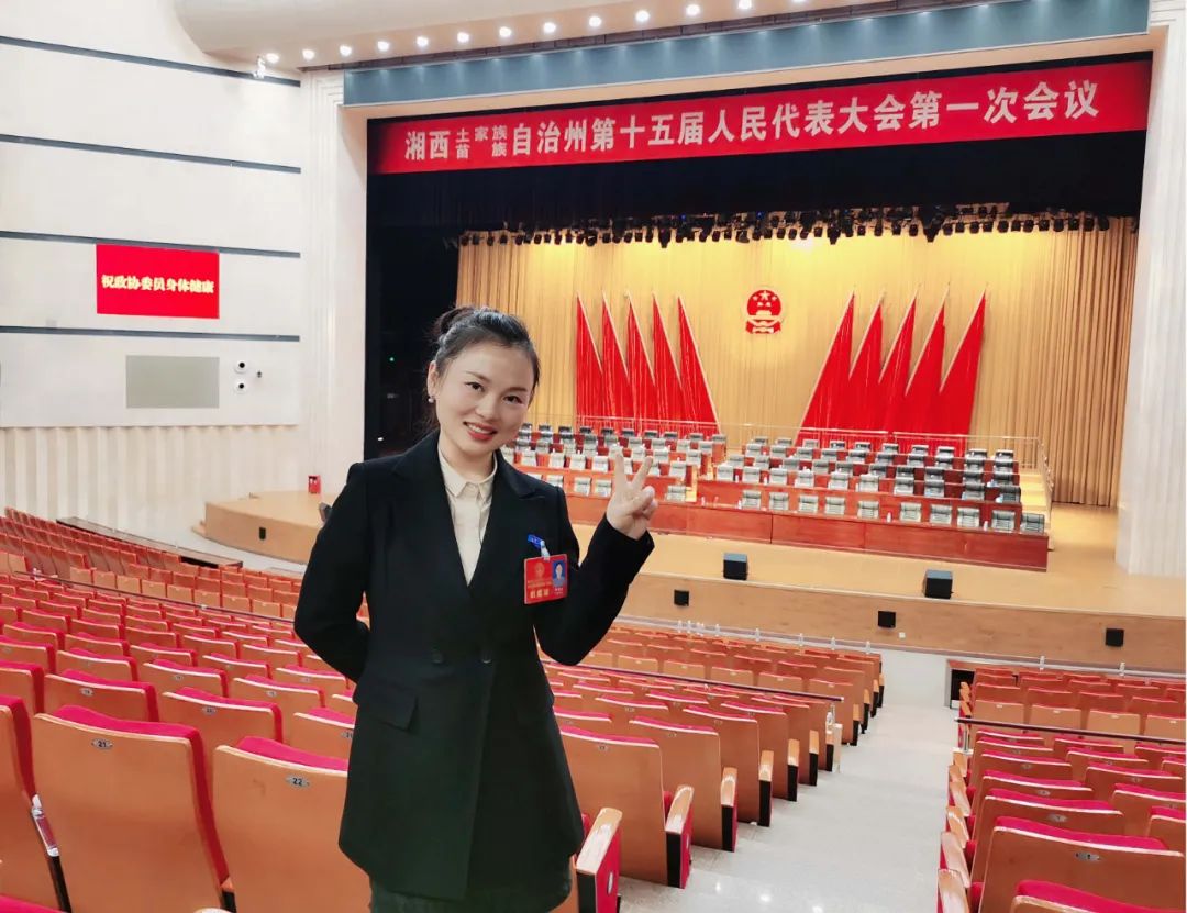 封面人物花垣县芙蓉学校黄晓云坚守初心不动摇三尺讲台谱华章