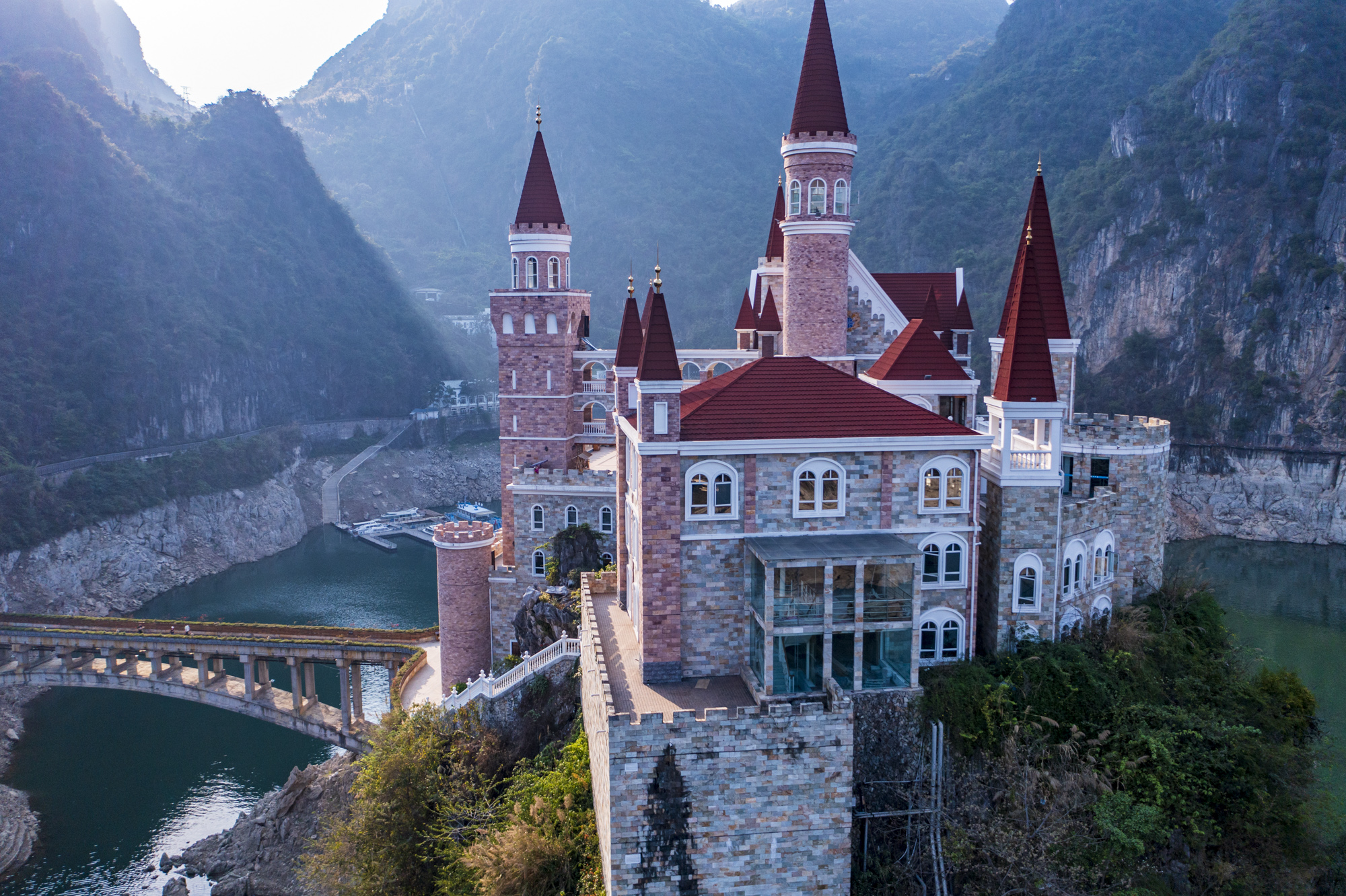 贵州富豪耗资2.4亿，在湖中孤岛上建了座神秘城堡，号称中国唯一