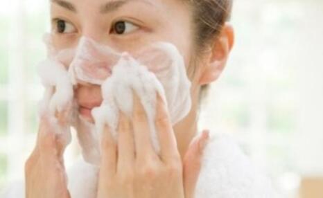 女神穿毛衣配短裤，整个人少女感十足，皮肤白嫩不愧是女神级别