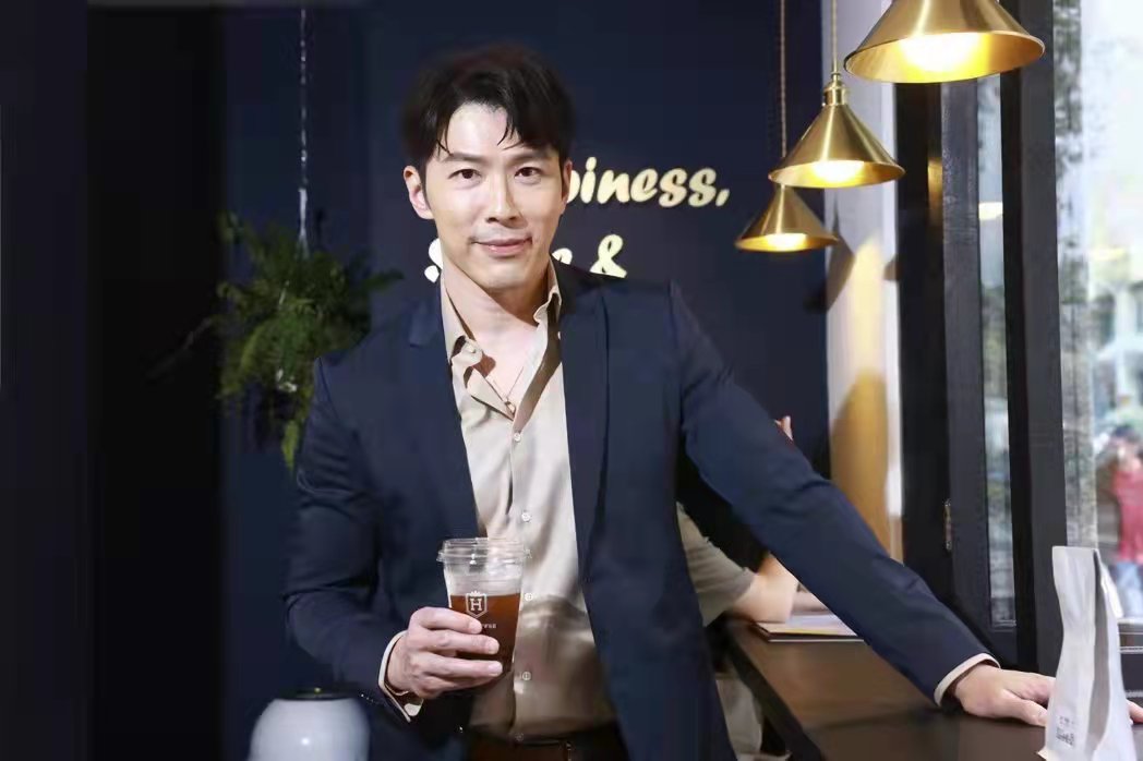 民国男神黄少祺成立咖啡品牌hsq人气爆棚分享难忘经历