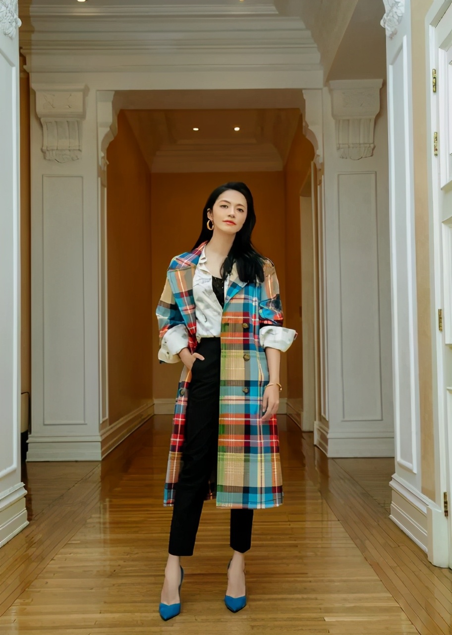 黑色 姚晨和老公甜蜜亮相机场 机车风搭配花衬衫 老公头发稀松