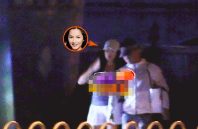 瞿颖扮 48岁瞿颖扮高中生和男友出街，霸道搂肩一秒变女汉子