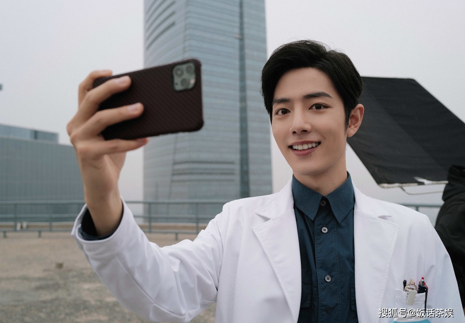 角色|肖战延迟的发布会照，被工作室卡的时间刚好，拉回剧粉的关注点